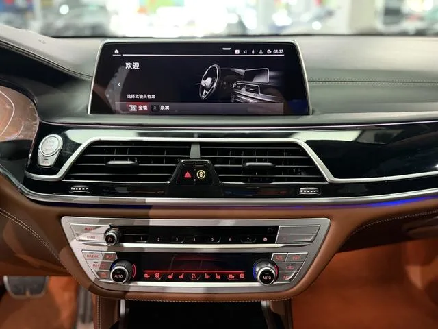 BMW 7 Series 2019 Restyling 740Li xDrive Administrative M Sports suit interior photo 11 BMW 7 Series 2019 Restyling 740Li xDrive Administrative M Sports suit interior photo 11