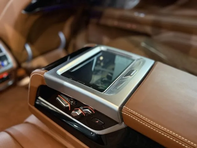 BMW 7 Series 2019 Restyling 740Li xDrive Administrative M Sports suit interior photo 13 BMW 7 Series 2019 Restyling 740Li xDrive Administrative M Sports suit interior photo 13
