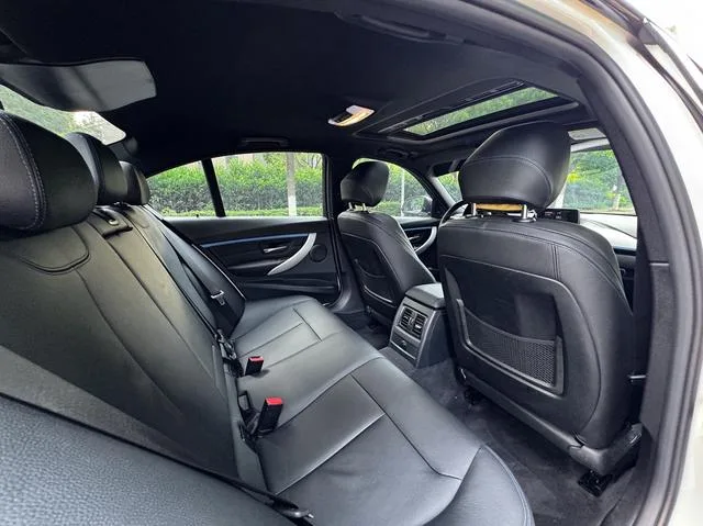 BMW 3 Series 2018 320i M Sports suit interior photo 10