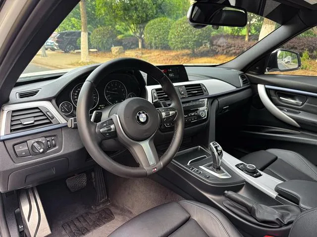 BMW 3 Series 2018 320i M Sports suit interior photo 16