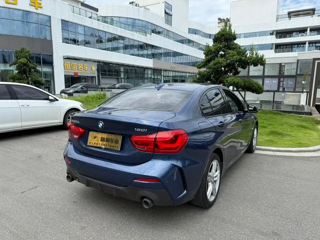 BMW 1 Series 2021 120i M Sports Obsidian Night Edition interior photo 10 BMW 1 Series 2021 120i M Sports Obsidian Night Edition interior photo 10