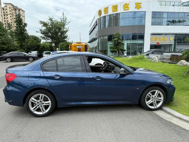 BMW 1 Series 2021 120i M Sports Obsidian Night Edition interior photo 11 BMW 1 Series 2021 120i M Sports Obsidian Night Edition interior photo 11