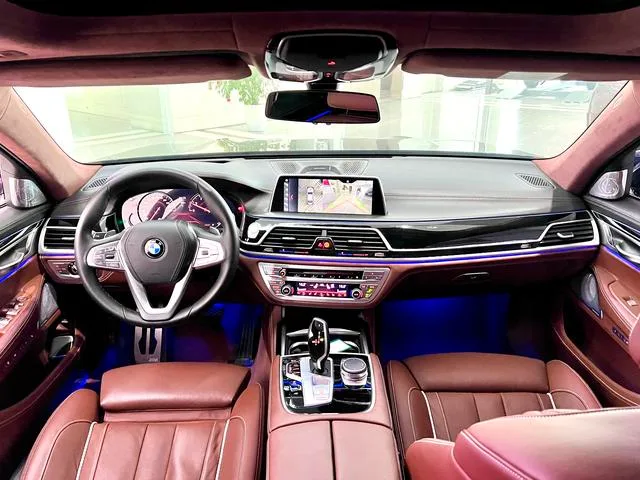 BMW 7 Series 2018 750Li xDrive M Sports suit interior photo 7