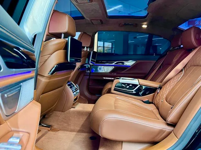 BMW 7 Series 2018 750Li xDrive M Sports suit interior photo 8