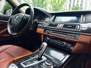 BMW 5 Series 2014 520i Elegant style interior photo 12