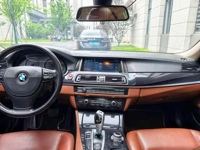 BMW 5 Series 2014 520i Elegant style interior photo 17