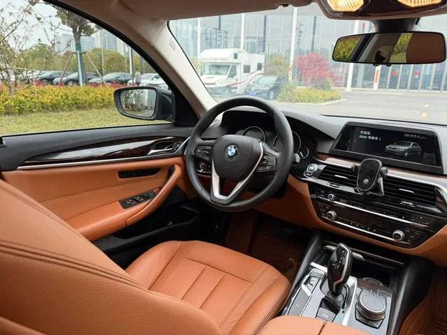 BMW 5 Series 2018 528Li Edición especial listada interior foto 8