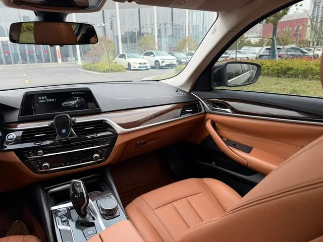 BMW 5 Series 2018 528Li Edición especial listada interior foto 9