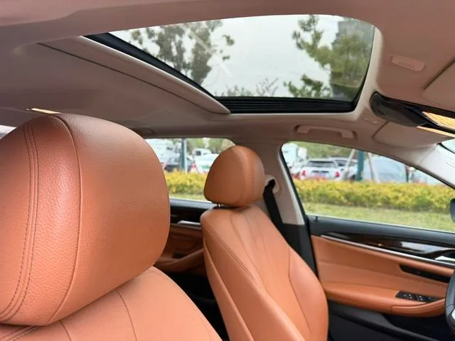 BMW 5 Series 2018 528Li Edición especial listada interior foto 11