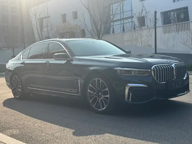 BMW 7 Series 2021 740Li Leading Type M Sports suit exterior photo 3