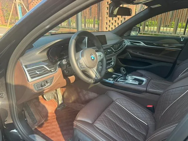 BMW 7 Series 2021 740Li Leading Type M Sports suit exterior photo 4