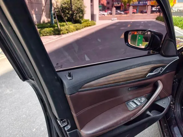 BMW 5 Series 2018 530Li Premium Class Luxury Set interior photo 12