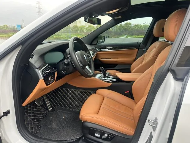 BMW 6 Series GT 2019 630i M Conjunto deportivo exterior foto 5 BMW 6 Series GT 2019 630i M Conjunto deportivo exterior foto 5