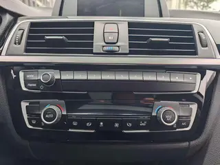 BMW 3 Series GT 2018 320i Модный тип интерьер фото 12