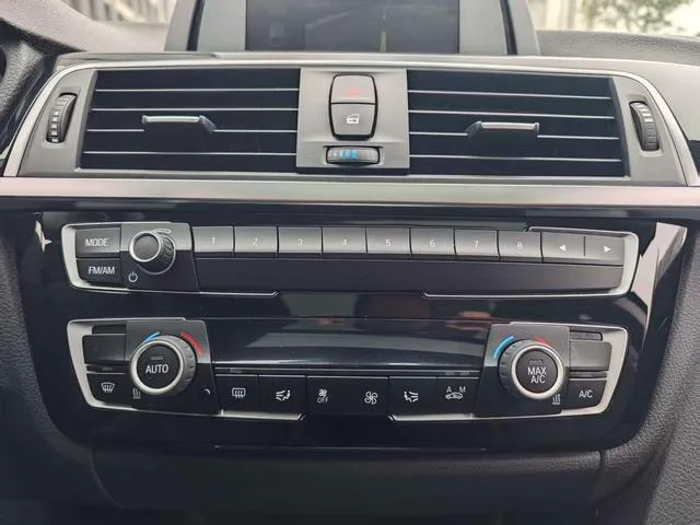 BMW 3 Series GT 2018 320i Модный тип интерьер фото 12