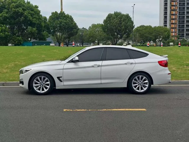 BMW 3 Series GT 2018 320i Модный тип интерьер фото 18