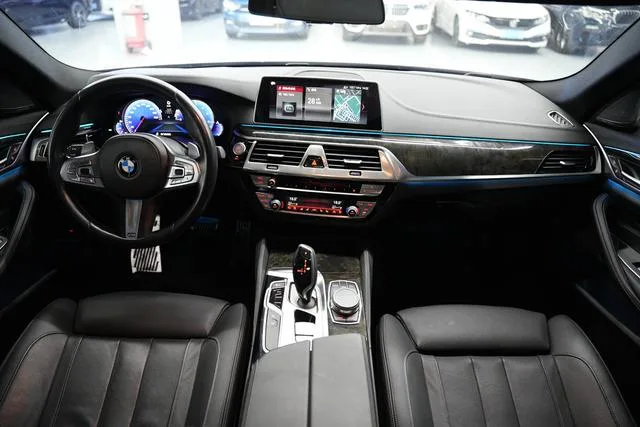 BMW 5 Series 2018 Reforma 530Li Tipo de lujo M Conjunto deportivo interior foto 19