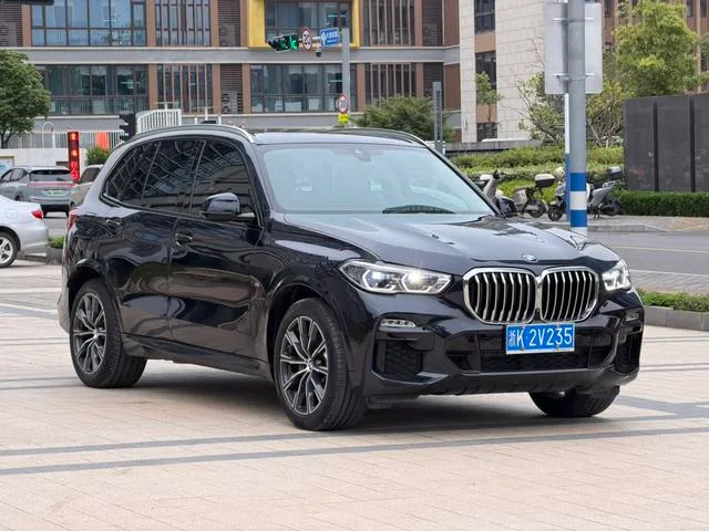 BMW X5 2021 xDrive30i M Sports suit exterior photo 3