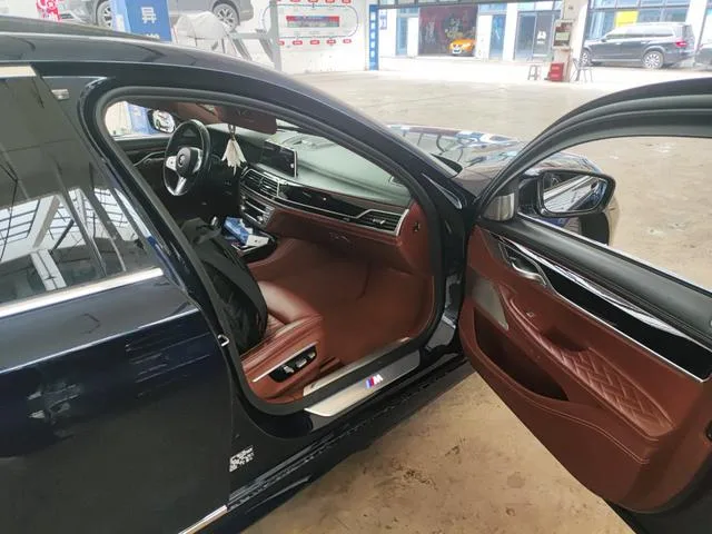 BMW 7 Series 2022 740Li xDrive Administrative M Sports suit interior photo 7