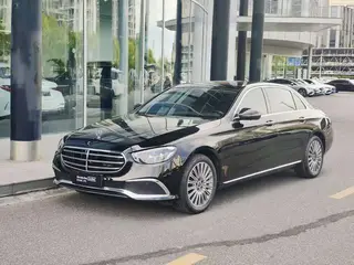 Mercedes-Benz E-Class 2022 E 300 L De lujo Coche exterior foto 1 Mercedes-Benz E-Class 2022 E 300 L De lujo Coche exterior foto 1
