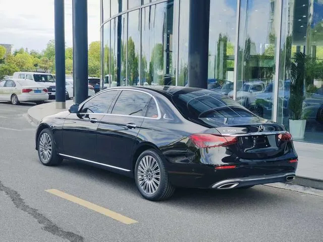 Mercedes-Benz E-Class 2022 E 300 L De lujo Coche exterior foto 4 Mercedes-Benz E-Class 2022 E 300 L De lujo Coche exterior foto 4