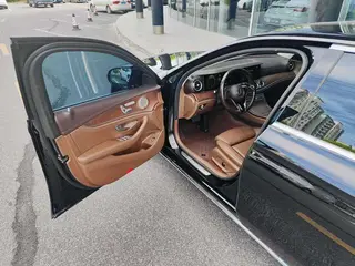 Mercedes-Benz E-Class 2022 E 300 L De lujo Coche interior foto 13 Mercedes-Benz E-Class 2022 E 300 L De lujo Coche interior foto 13