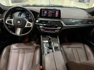 BMW 5 Series 2020 525Li M Спортивный костюм интерьер фото 9