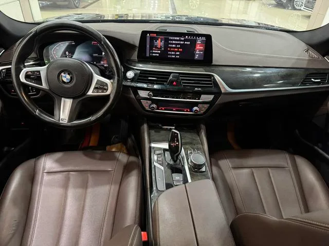 BMW 5 Series 2020 525Li M Спортивный костюм интерьер фото 9