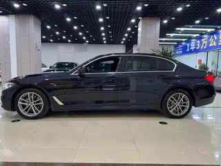 BMW 5 Series 2020 525Li M Спортивный костюм интерьер фото 11