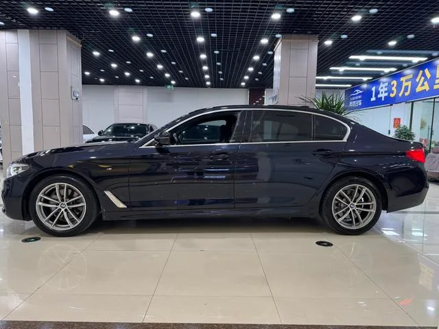 BMW 5 Series 2020 525Li M Спортивный костюм интерьер фото 11