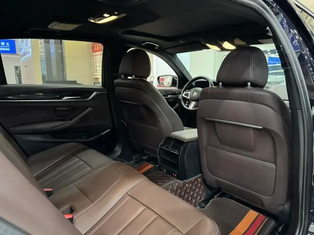 BMW 5 Series 2020 525Li M Спортивный костюм интерьер фото 12