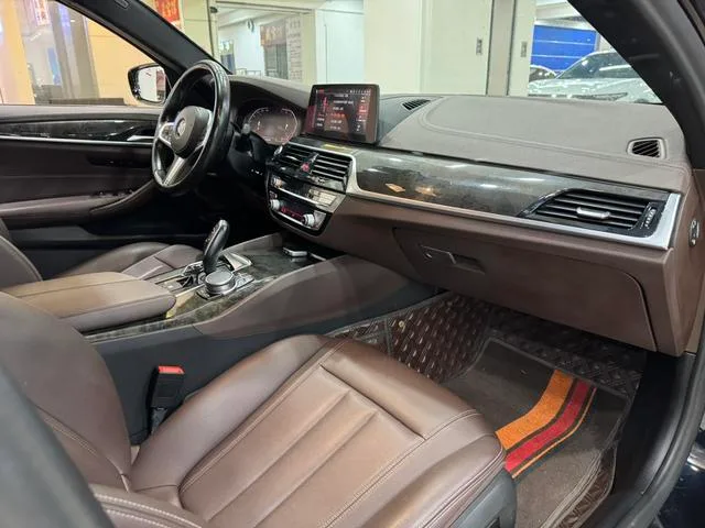 BMW 5 Series 2020 525Li M Спортивный костюм интерьер фото 14