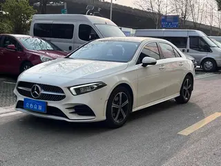 Mercedes-Benz A-Class 2022 Segundo cambio A 200 L Edición de moda de coche deportivo exterior foto 1 Mercedes-Benz A-Class 2022 Segundo cambio A 200 L Edición de moda de coche deportivo exterior foto 1