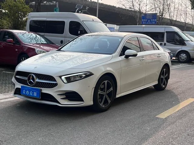 Mercedes-Benz A-Class 2022 Segundo cambio A 200 L Edición de moda de coche deportivo exterior foto 1 Mercedes-Benz A-Class 2022 Segundo cambio A 200 L Edición de moda de coche deportivo exterior foto 1