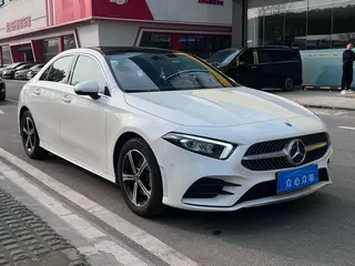 Mercedes-Benz A-Class 2022 Segundo cambio A 200 L Edición de moda de coche deportivo interior foto 15 Mercedes-Benz A-Class 2022 Segundo cambio A 200 L Edición de moda de coche deportivo interior foto 15