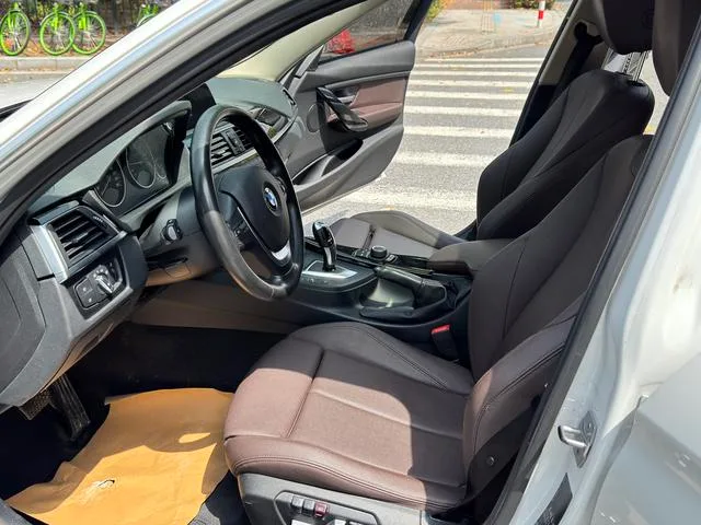 BMW 3 Series 2018 320Li Estilo de moda interior foto 8