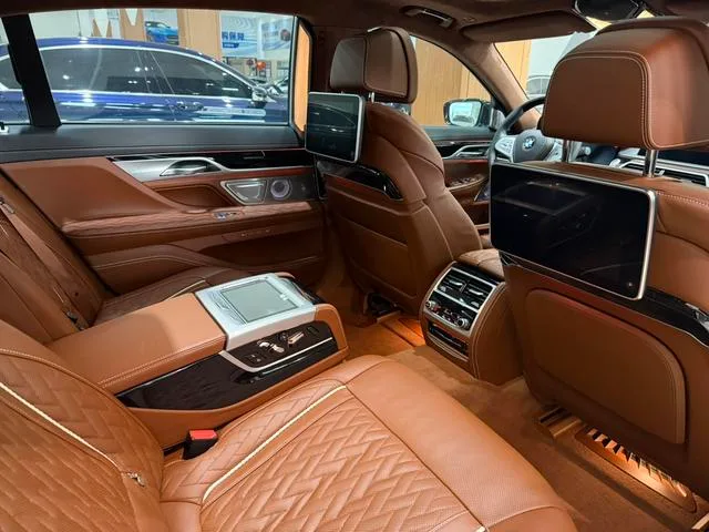 BMW 7 Series 2021 740Li xDrive Type administratif Ensemble de luxe intérieur photo 13 BMW 7 Series 2021 740Li xDrive Type administratif Ensemble de luxe intérieur photo 13