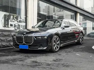 BMW 7 Series 2023 735Li Traje de lujo exterior foto 1
