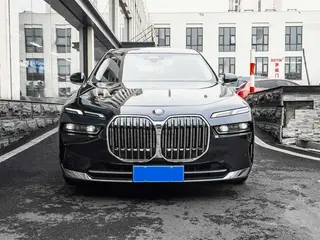 BMW 7 Series 2023 735Li Traje de lujo exterior foto 2