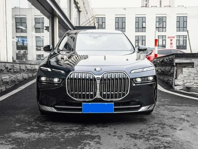 BMW 7 Series 2023 735Li Traje de lujo exterior foto 2
