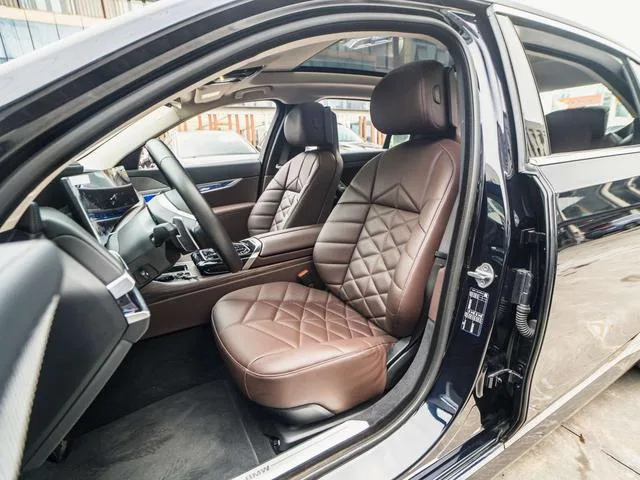BMW 7 Series 2023 735Li Traje de lujo exterior foto 4