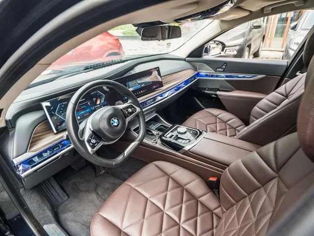 BMW 7 Series 2023 735Li Traje de lujo exterior foto 5