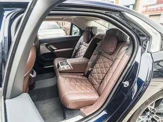 BMW 7 Series 2023 735Li Traje de lujo exterior foto 6