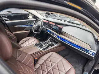 BMW 7 Series 2023 735Li Traje de lujo interior foto 7