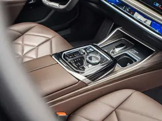 BMW 7 Series 2023 735Li Traje de lujo interior foto 8