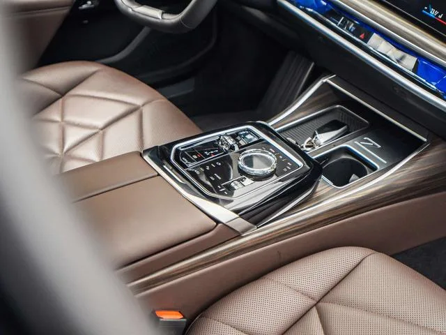 BMW 7 Series 2023 735Li Traje de lujo interior foto 8