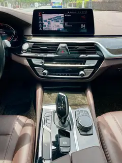BMW 5 Series 2020 525Li M Sports suit interior photo 10