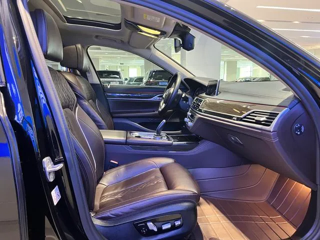 BMW 7 Series 2021 730Li Ensemble de luxe extérieur photo 5 BMW 7 Series 2021 730Li Ensemble de luxe extérieur photo 5