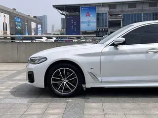 BMW 5 Series 2021 525Li M Sports suit exterior photo 5