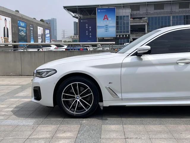 BMW 5 Series 2021 525Li M Sports suit exterior photo 5